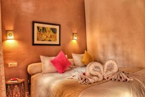 Postel nebo postele na pokoji v ubytování Riad Arabic House & Spa + 37 fotografií