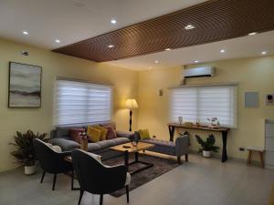 sala de estar con sofá, mesa y sillas en Luxury 3BR Villa w Plunge Pool near SM Batangas City- Instagram-Worthy! en Batangas