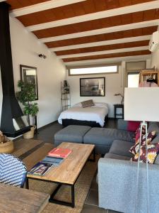 - un salon avec un canapé et un lit dans l'établissement Big family house in the Center of el port de la selva, à El Port de la Selva