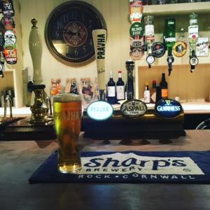 un verre de bière assis au-dessus d'un bar dans l'établissement The Cricketers Arms, à Petworth
