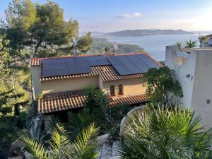 una casa con paneles solares en el techo en Villa Kerjanus, en La Seyne-sur-Mer