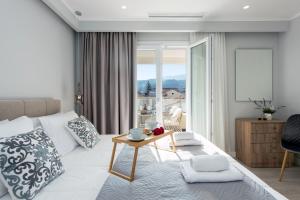 Posteľ alebo postele v izbe v ubytovaní Pelagia Apartment by Kormaris