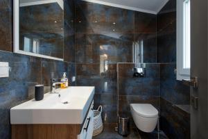 Kúpeľňa v ubytovaní Pelagia Apartment by Kormaris + 37 fotografií