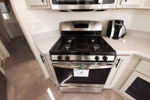 uma cozinha com uma placa de fogão e forno. em 038 Tiny Home nr Grand Canyon South Rim Sleeps 4 em Valle
