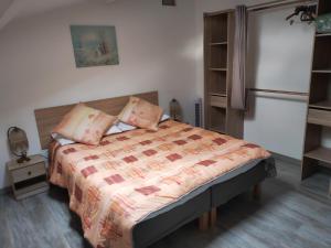 Schlafzimmer mit einem Bett und einem Kühlschrank in der Unterkunft Gite - Chambre d'hôtes l'OCCITANIA in Saint-Ambroix