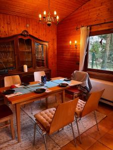uma sala de jantar com uma mesa de madeira e cadeiras em Alb Landhaus em Inneringen-Hettingen