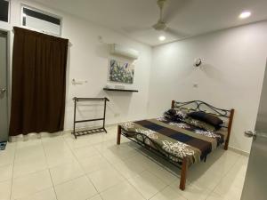 ein Schlafzimmer mit einem Bett in einem Zimmer in der Unterkunft KUL Rest House in Labu
