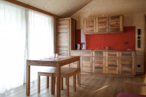 a kitchen with a wooden table in a room at Bros Hof in Malles Venosta