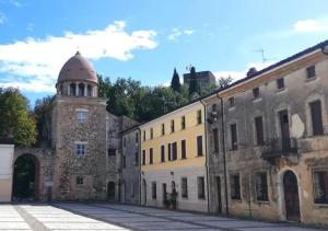 um edifício antigo com uma torre numa rua em Relais La Rocca Solferino em Solferino