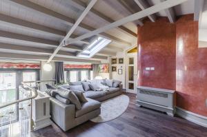 a living room with a couch and a table at Venice New Luxury Residence in Venice