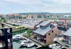 Blick auf einen Yachthafen mit Booten im Wasser in der Unterkunft Studio Mezzanine La vie en bleu- Vue mer Deauville in Deauville