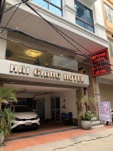 um carro está estacionado fora de um hotel han chang em Keypad Hotel - 87 Nguyễn Khang em Hanói