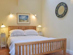 מיטה או מיטות בחדר ב-Tucking Cottage