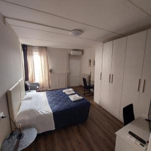um quarto de hotel com uma cama e uma secretária e um quarto em Affittacamere La Mura em Cesena