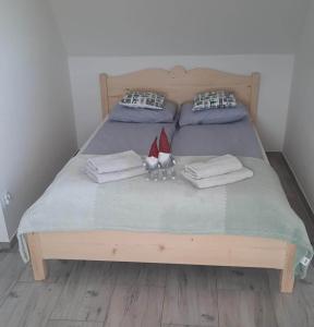 Bett mit zwei Santa Claus Kissen drauf in der Unterkunft Domek Zakopiański Widok in Zakopane + 17 Fotos
