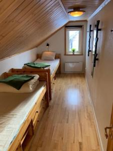 um quarto com duas camas e uma janela em Cabin in Bruksvallarna em Bruksvallarna