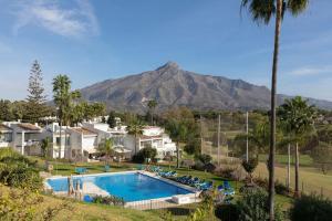 a view of a pool with a mountain in the background at Azahara 1 2B in Marbella