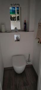 ein Bad mit einem weißen WC in einem Zimmer in der Unterkunft Gite - Chambre d'hôtes l'OCCITANIA in Saint-Ambroix