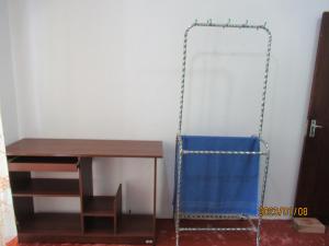 uma secretária e um baloiço ao lado de uma mesa em pumindu homestay em Matara