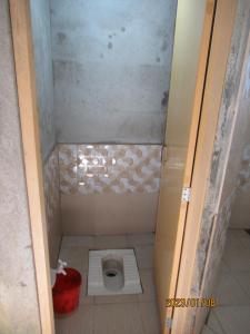 uma pequena casa de banho com WC numa cabina em pumindu homestay em Matara