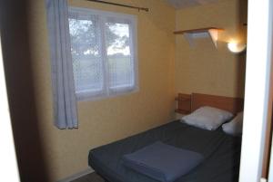 Posteľ alebo postele v izbe v ubytovaní Mobil Home camping 3*** piscine chauffée
