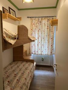 a bedroom with a bunk bed and a window at fuga sui sibillini in Gualdo di Macerata