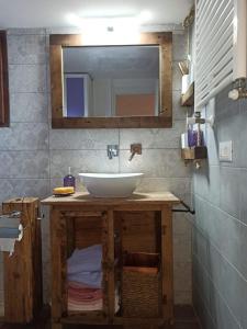 fuga sui sibillini في Gualdo di Macerata: حمام مع حوض ومرآة