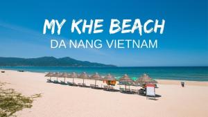 una fila de sombrillas en una playa en Sea Sand 2 - Hotel, en Da Nang