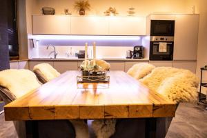 uma cozinha com uma mesa de madeira num quarto em Domicil Donky em Donovaly