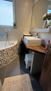 La salle de bains est pourvue d'un lavabo et d'une baignoire. dans l'établissement Apartment Safarikova, à Trnava