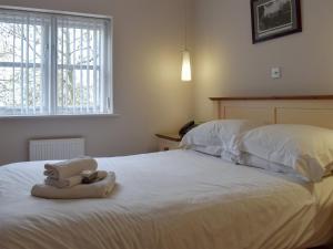 a bedroom with a bed with a stuffed animal on it at Hollies Cottage 14 -ukc4537 in Martock