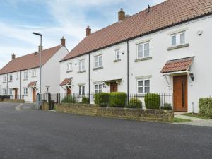 una fila de casas blancas en una calle en Hollies Cottage 14 -ukc4537, en Martock