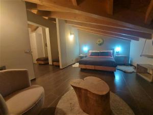 een slaapkamer met een bed, een stoel en een tafel bij Hotel Altopiano Delle Rocche in Rocca di Mezzo
