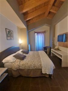 ロッカ・ディ・メッツォにあるHotel Altopiano Delle Roccheのベッドルーム(大型ベッド1台、窓付)