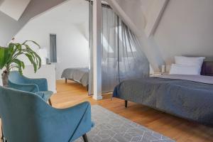 Postel nebo postele na pokoji v ubytování Ferienwohnung "Zugspitze" - 95qm Maisonette in Mering Zentrum
