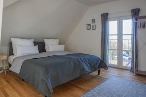 Postel nebo postele na pokoji v ubytování Ferienwohnung "Zugspitze" - 95qm Maisonette in Mering Zentrum