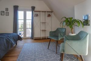 Posezení v ubytování Ferienwohnung "Zugspitze" - 95qm Maisonette in Mering Zentrum