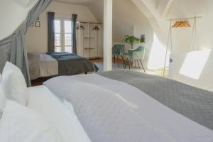 Postel nebo postele na pokoji v ubytování Ferienwohnung "Zugspitze" - 95qm Maisonette in Mering Zentrum
