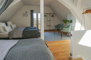 Postel nebo postele na pokoji v ubytování Ferienwohnung "Zugspitze" - 95qm Maisonette in Mering Zentrum
