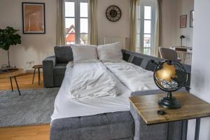 Postel nebo postele na pokoji v ubytování Ferienwohnung "Zugspitze" - 95qm Maisonette in Mering Zentrum