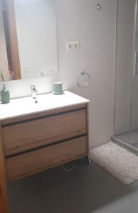ein Bad mit einem Waschbecken und einem Spiegel in der Unterkunft Ca de Blasi in Taull
