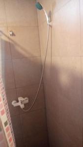 eine Dusche mit Duschkopf im Bad in der Unterkunft Mangata mono in Mar de Cobo