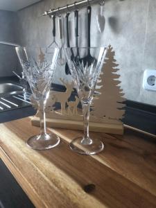 two wine glasses sitting on top of a counter at Ferienwohnung Waschbärglück in Hahnenklee-Bockswiese