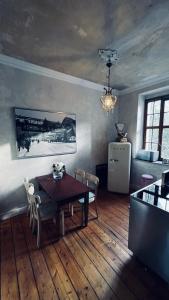 - une salle à manger avec une table et des chaises dans l'établissement Belle Époque, à Solingen