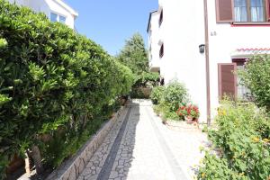un camino de jardín que conduce a una casa en Villa Sojat, en Crikvenica