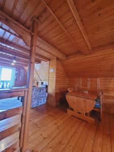 een grote houten kamer met een bad in een cabine bij Apartament Rita in Godziszka
