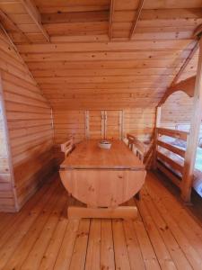 Cette chambre en bois comprend une baignoire dans une cabine. dans l'établissement Apartament Rita, à Godziszka