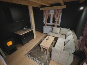 科拉欣Apartman Kruna的客厅里有一张沙发和一张桌子。