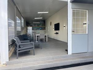 TV a/nebo společenská místnost v ubytování אחוזת שקד בוטיק - מתחם פרטי 3 חדרי שינה, בריכה מחוממת , ג'קוזי ונוף בגליל המערבי