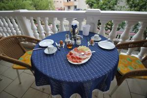 Jedlo v ubytovaní bed & breakfast alebo blízkom okolí